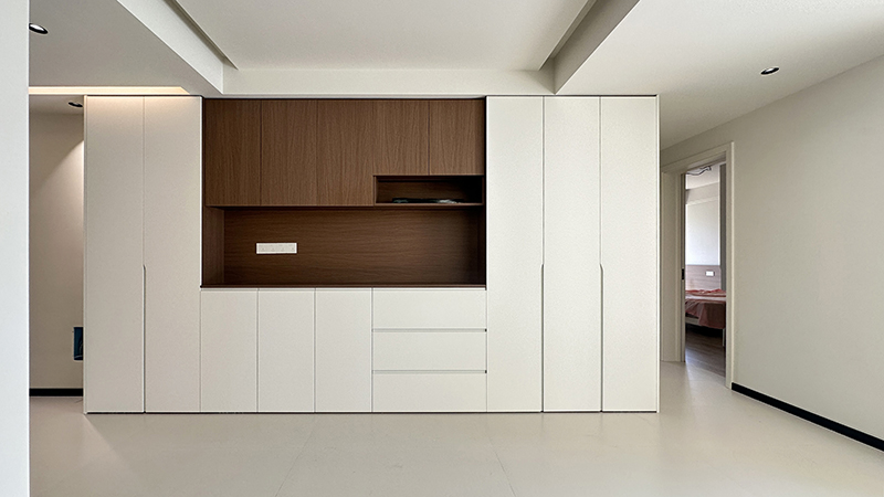 純白與木色交織，演繹簡(jiǎn)約生活美學(xué)