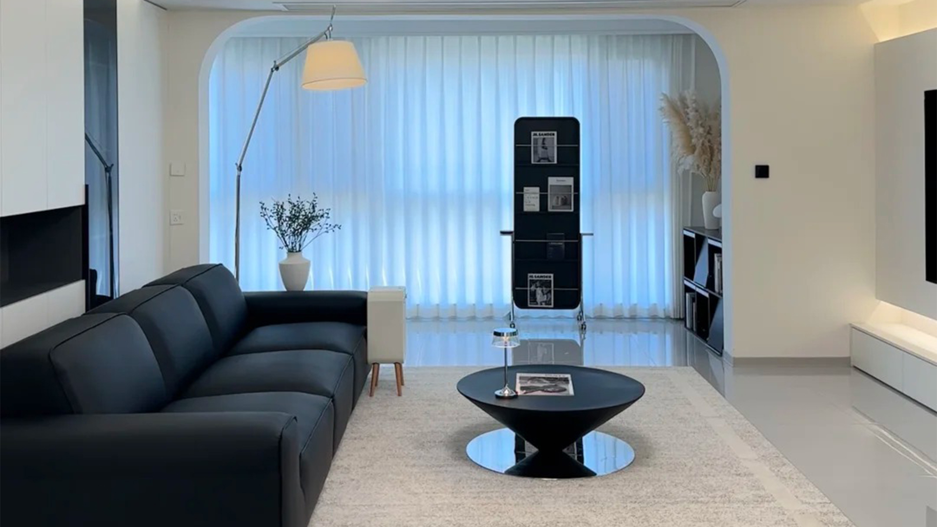 現(xiàn)代簡約風(fēng)裝修，開放式布局與中性色演繹簡潔空間