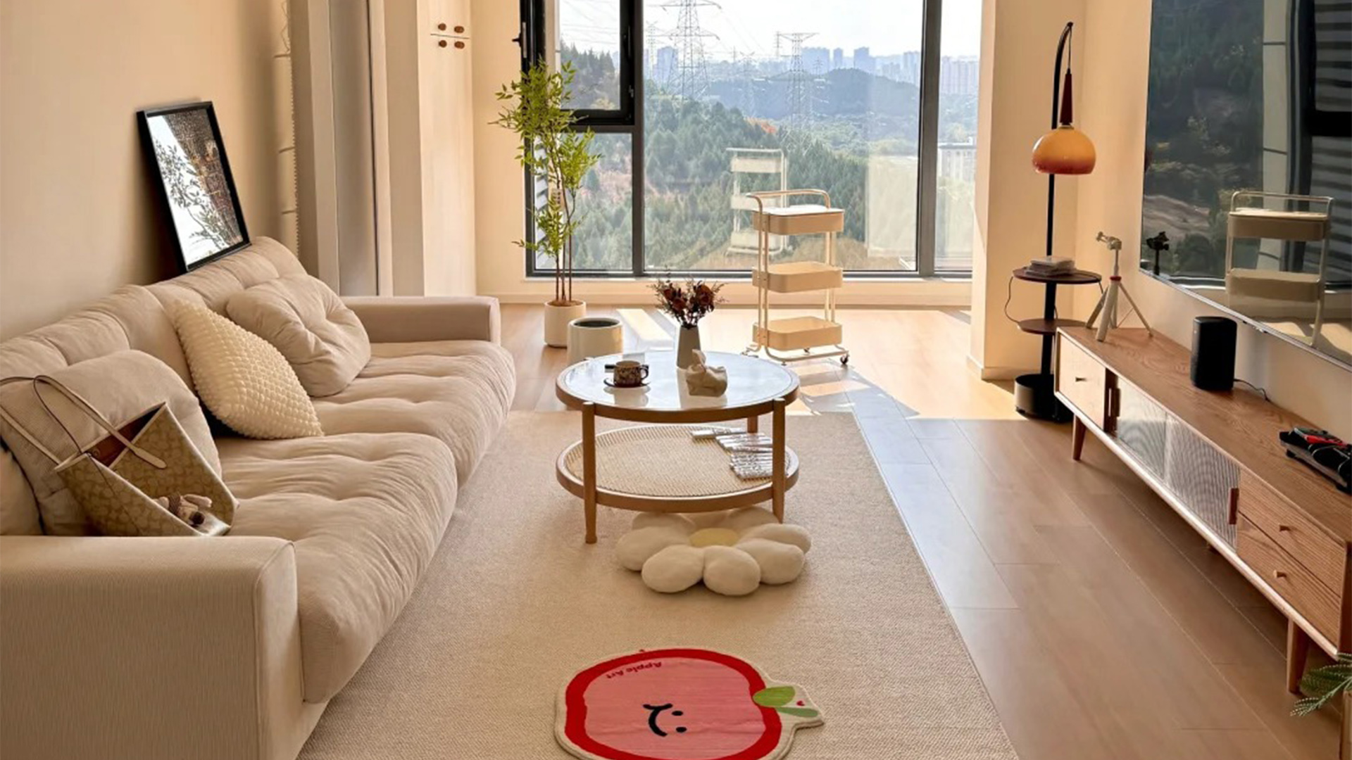 現(xiàn)代簡約風｜淺色系自然光，綠植點綴舒適空間