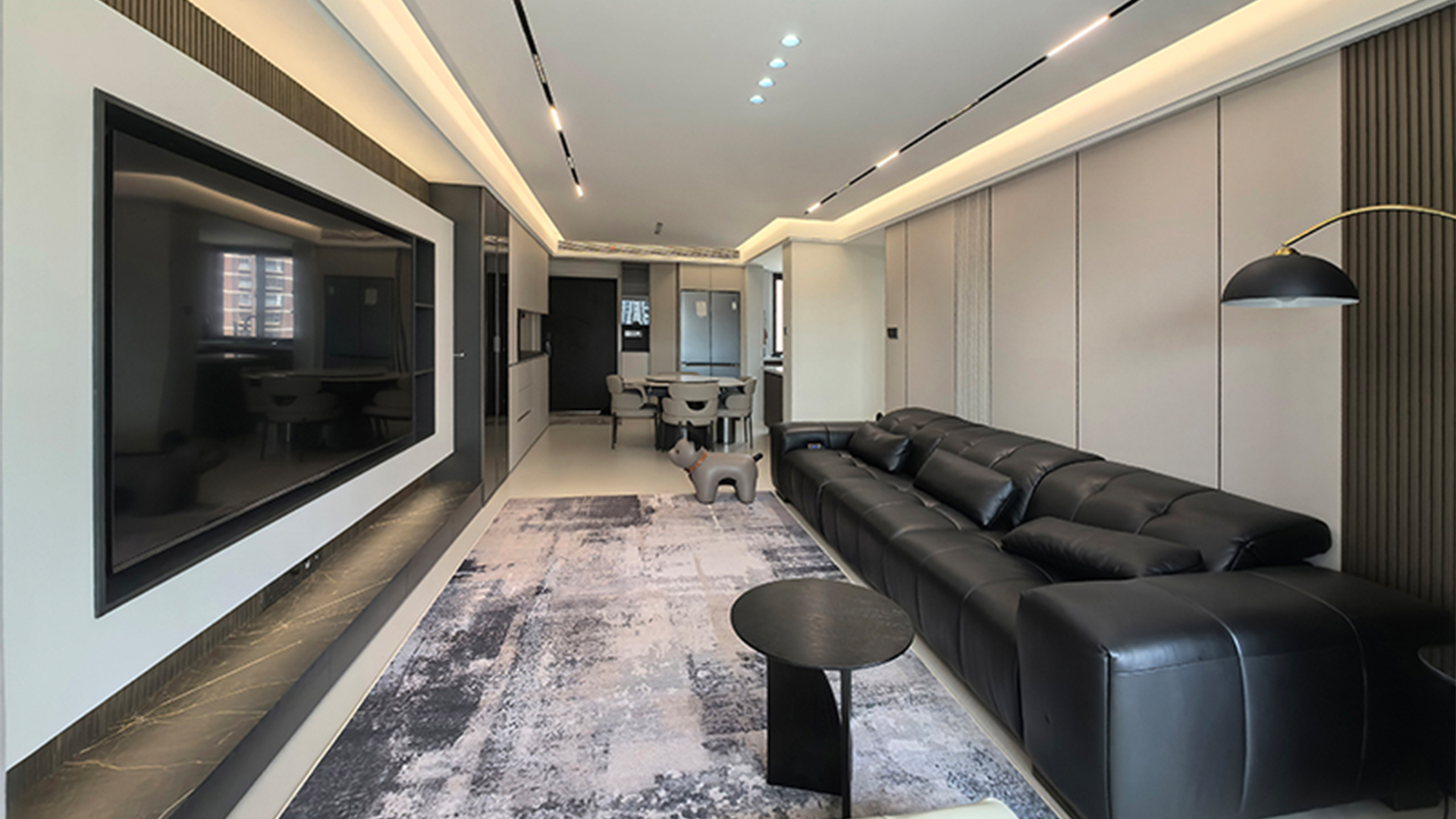 現(xiàn)代簡約風 | 中性色調(diào)與材質(zhì)協(xié)奏，無主燈設(shè)計高效空間