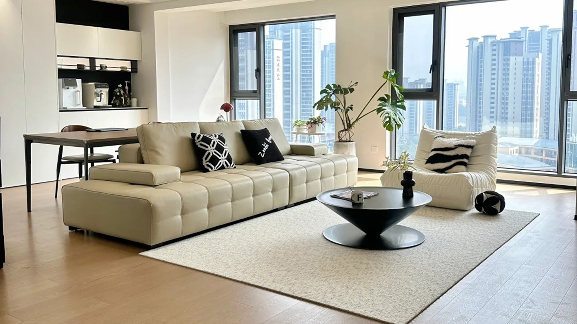 簡約風裝修米白淺木色與自然光構筑通透空間