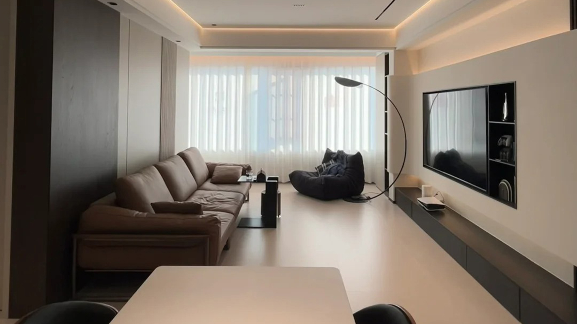 輕奢風金屬質感中性色調現(xiàn)代優(yōu)雅家居空間設計